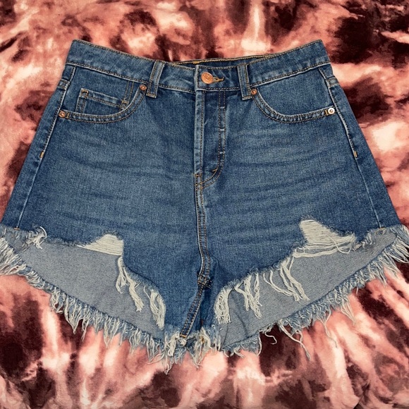 Ripped wild fable Jean shorts with 3 buttons instead of zipper.
